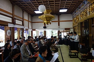 善養寺コーラスと共に仏教聖歌などを歌いました。