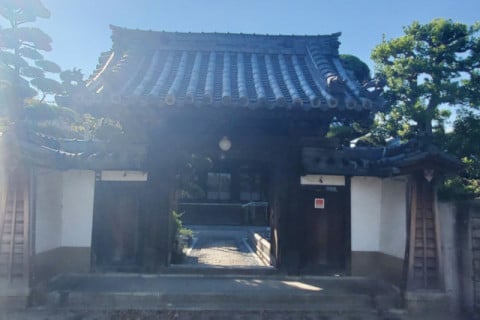 善養寺正面